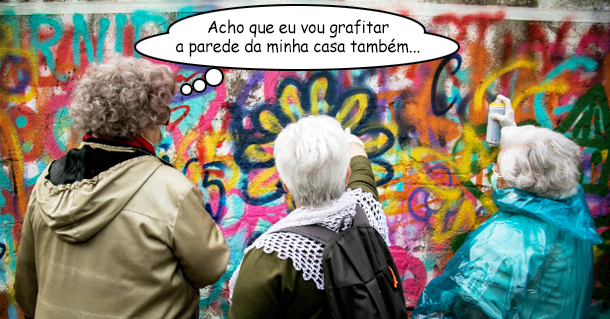 Foto mostra participantes do Lata 65 grafitando um muro em Lisboa