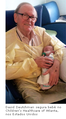 David Deutchman segura bebê no Children's Healthcare of Atlanta, nos Estados Unidos